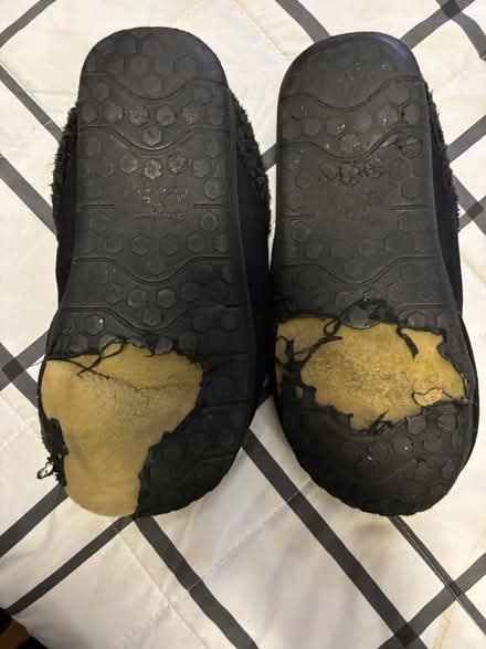 Photo of free Worn/good men’s slippers, -size 10 (Mitty High area) #2