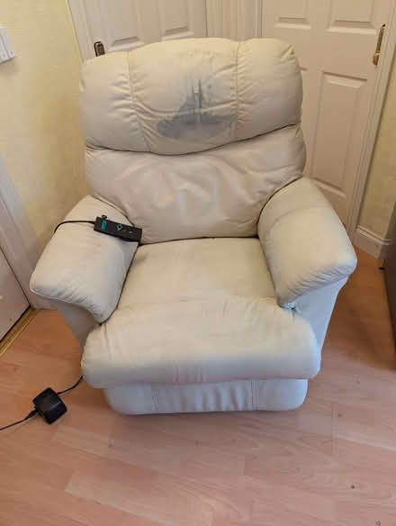 Photo of free electric reclining armchair (GU14) #1