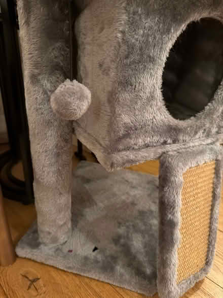 Photo of free Cat hutch and scratch post (Burnham SL1) #3