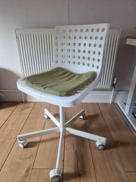 Photo of free White chair with green cushion (Sparkhill B12) #1