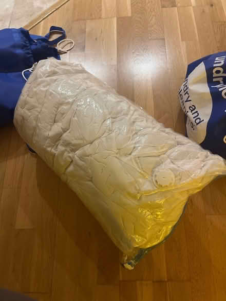 Photo of free Queen size duvet (Canary wharf E14) #1