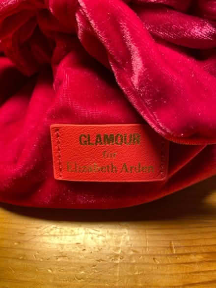 Photo of free Elizabeth Arden Glamour Gift Set (AL4) #1