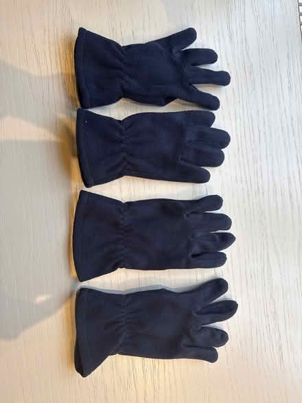 Photo of free Kids navy fleece gloves (Chelsea Green SW3) #2