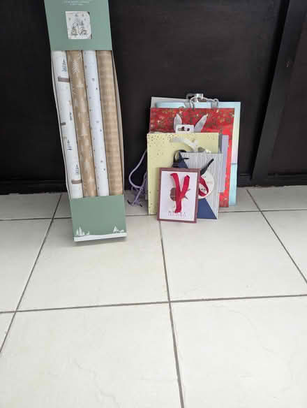 Photo of free Gift bags and Christmas wrapping set (ME9) #1