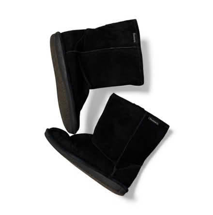 Photo of free Bearpaw Woman’s Black Boots (Brooklyn Storage) #1