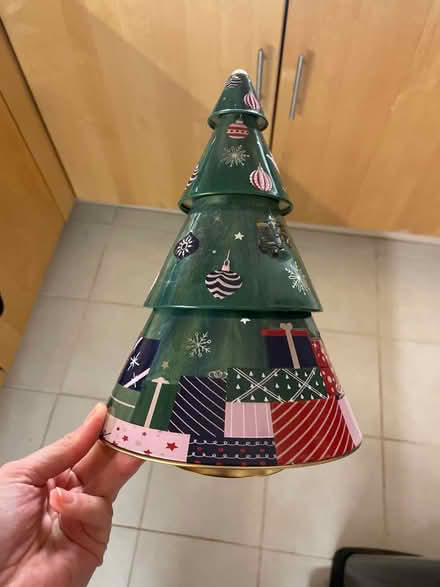 Photo of free Christmas Tree Tin (SW11) #1