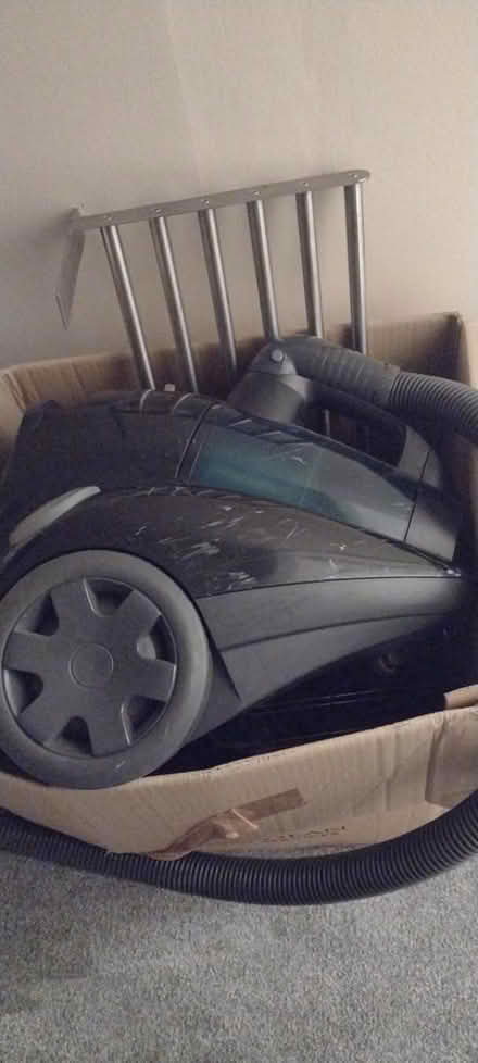 Photo of free Working Philips hoover (Ll31 9yn) #1