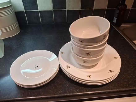Photo of free Bee tableware (cr04df) #1