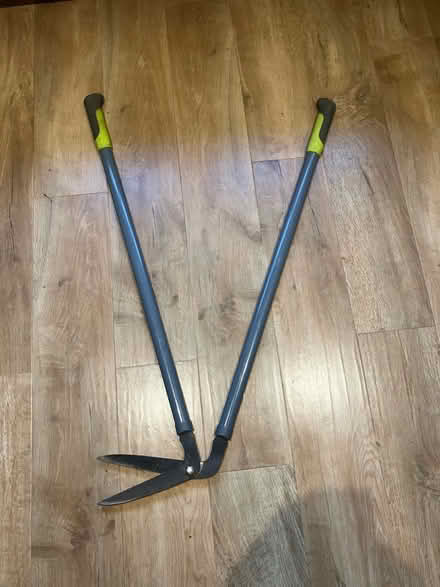 Photo of free Long-handled edging shears (Little Herberts GL53) #1
