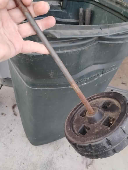 Photo of free container on wheels (33770) #2