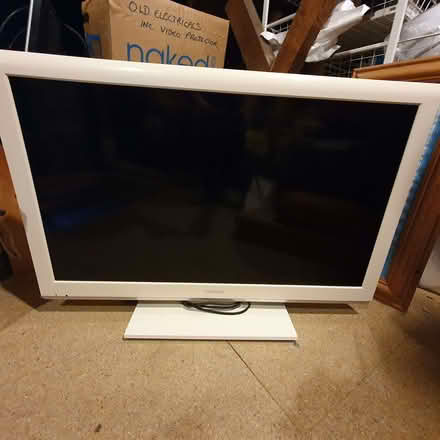 Photo of free TV with DVD player. Toshiba (Over Kellet LA6) #4