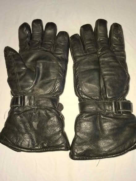 Photo of free Leather motorbike gloves - medium (Windlesham (GU20)) #2