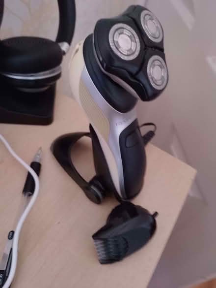 Photo of free Remington shaver/hair trimmer with charging stand and lead. (Wood Top BB4) #1