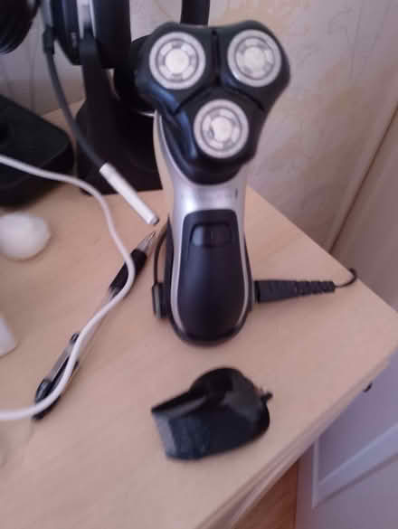 Photo of free Remington shaver/hair trimmer with charging stand and lead. (Wood Top BB4) #2