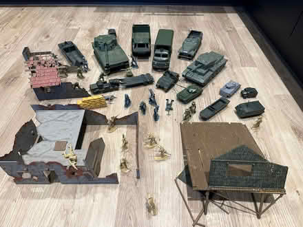 Photo of free Old Airfix 32nd scale plastic soldiers and assorted vehicles and buildings. (East Bergholt CO7) #1