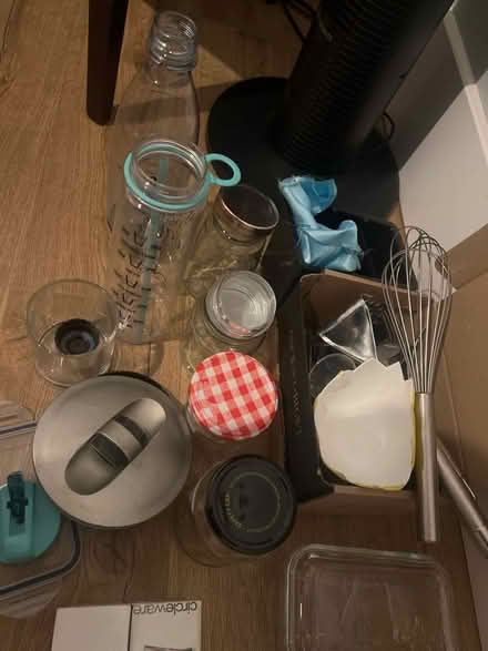 Photo of free Various kitchen items (TW1) #2
