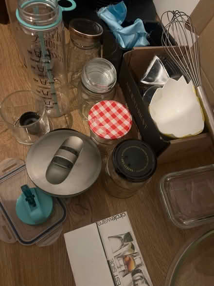 Photo of free Various kitchen items (TW1) #3