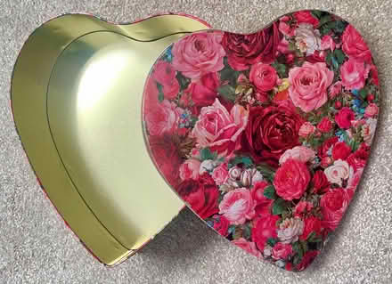 Photo of free Heart-shaped Tin Container w Roses (Near downtown Mtn View) #2