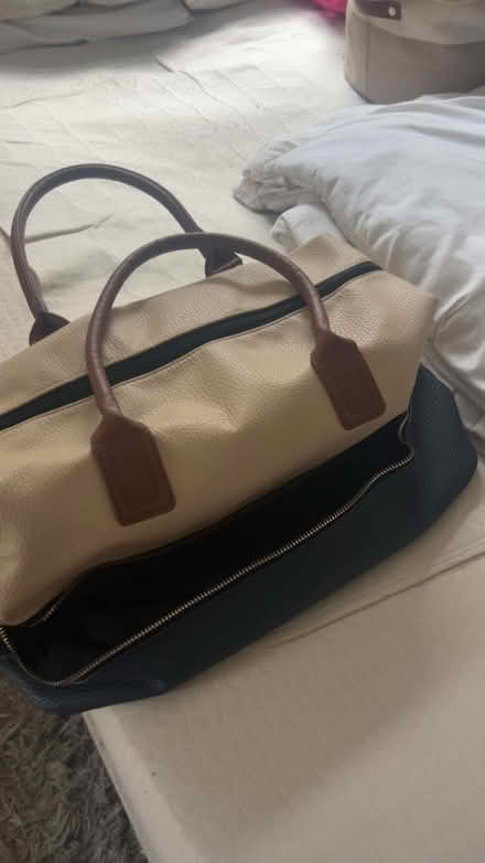 Photo of free Cream and blue duffle bag (Coulsdon town station) #2
