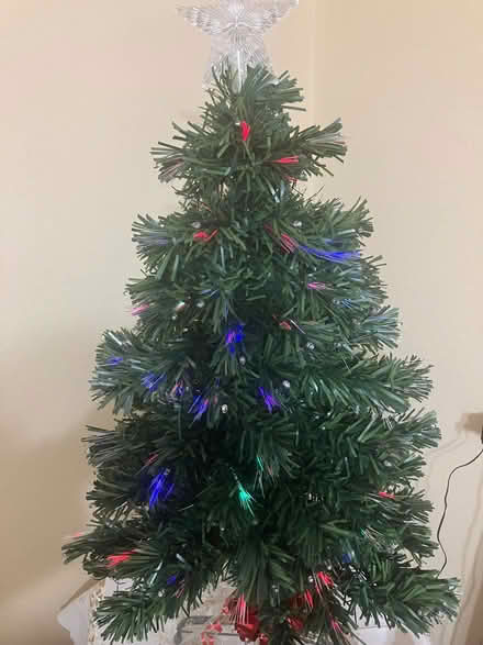 Photo of free Small Fibre Optic Christmas Tree, lights at end of branches don’t work but all fibre optics do (IP2) #1