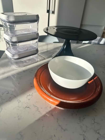 Photo of free Cake stand & selection of bowls (BR3) #3