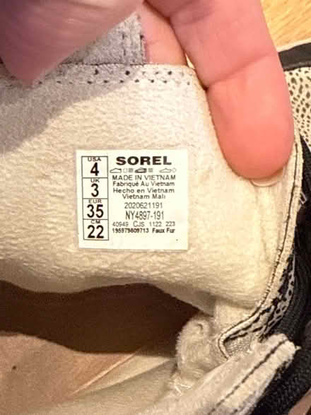 Photo of free 2 pastors kids snow boots (Chelsea Green SW3) #3