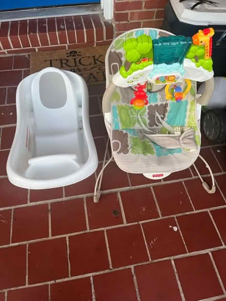 Photo of free NB/infant tub and working bouncer (21224) #1