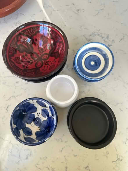 Photo of free Cake stand & selection of bowls (BR3) #4