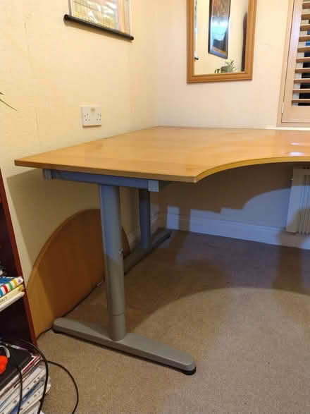 Photo of free Corner desk (Carlton Hill BN2) #1