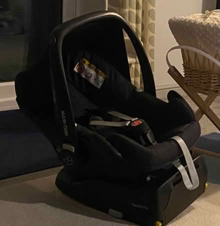 Photo of free Maxi cosi car seat and isofix base (High Bentham LA2) #1