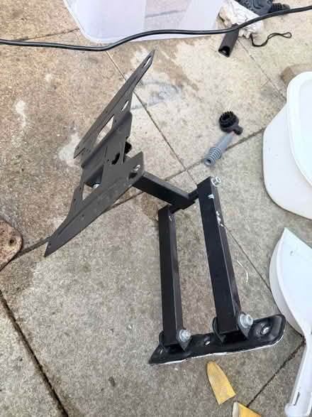 Photo of free tv bracket tilt and turn (Bermondsey SE1) #3