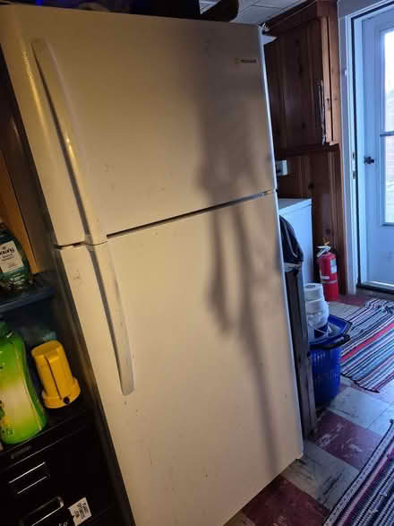 Photo of free Frigidaire Refrigerator (Gardenville/Waltherson 21206) #1
