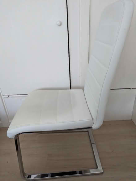 Photo of free White chair (AL1 Fleetville) #2