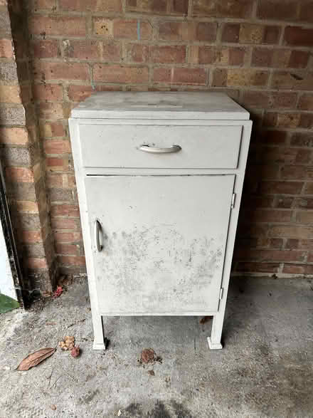 Photo of free White cabinet (Wimbledon SW19) #1