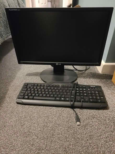 Photo of free Computer monitor and keyboard (Hindley WN2) #1