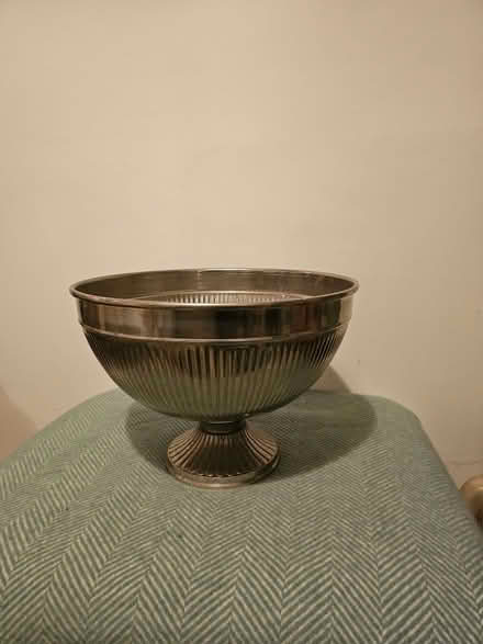 Photo of free champage/punch bowl (Latchford SG11) #1