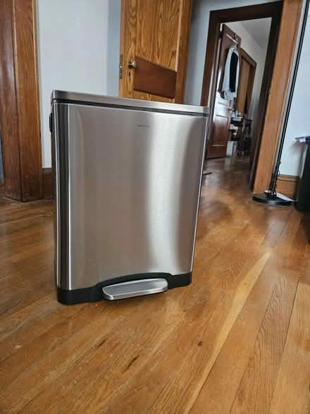 Photo of free Medium recyle/garbage bin (Near Manville, NJ) #1