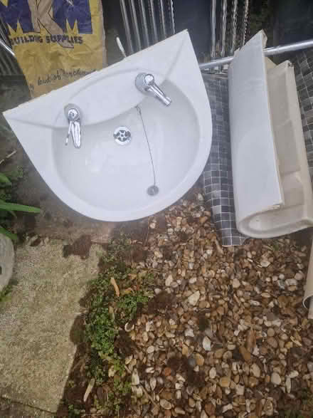 Photo of free Bathroom Basin With Pedestal (CT5) #1