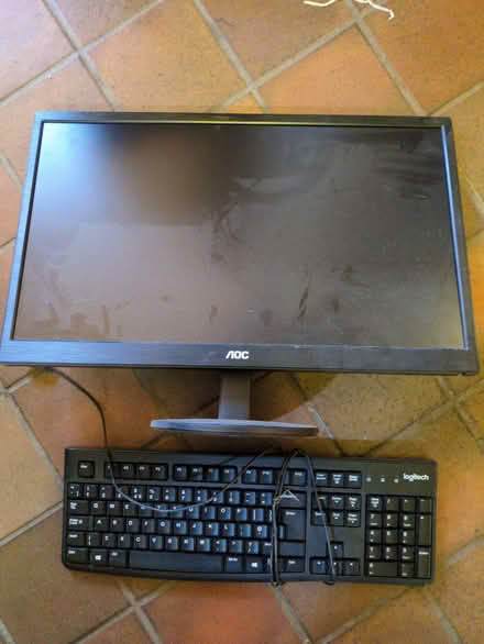 Photo of free Monitor and keyboard (Halton LA2) #1