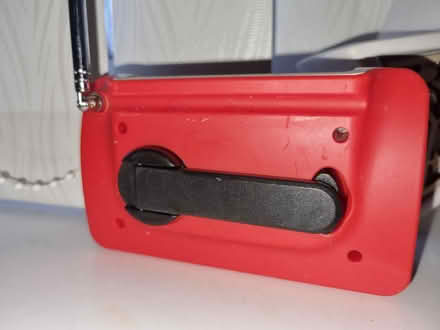 Photo of free duronic wind-up am/fm radio (Sunniside NE16) #1