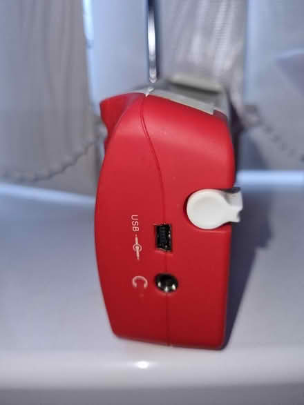 Photo of free duronic wind-up am/fm radio (Sunniside NE16) #2