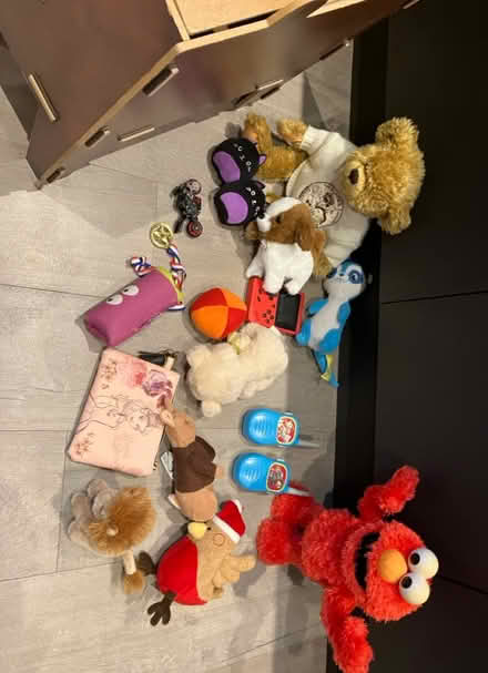 Photo of free Wood box and toys bits (Surbiton Kt5 9jl) #2