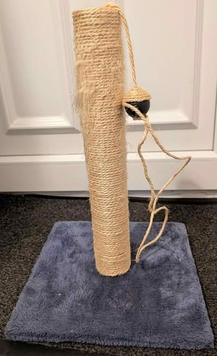 Photo of free Cat scratch post (GU12) #1