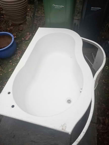 Photo of free P shaped bath Wantage (Wantage OX12) #2