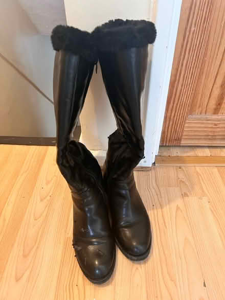 Photo of free Boats and USB cables to be taken (Croydon) #1