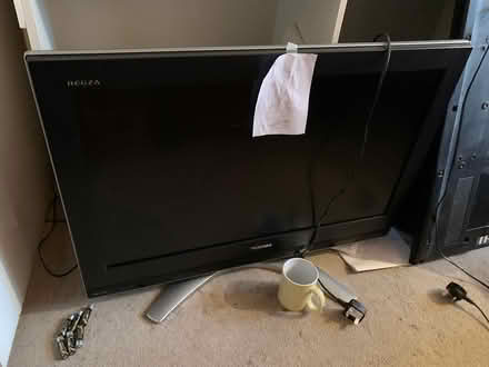 Photo of free Toshiba Regza 32 inch TV (West Molesey.) #1