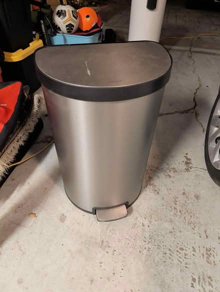 Photo of free Kitchen trashcan (Menlo Park / Stanford) #1