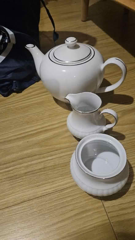 Photo of free Crockery- teapot and teacups set. (Cheshunt EN8) #1