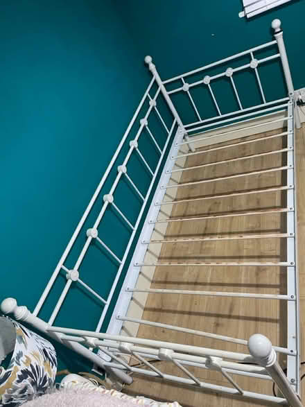 Photo of free Single daybed white metal frame (SE20) #2