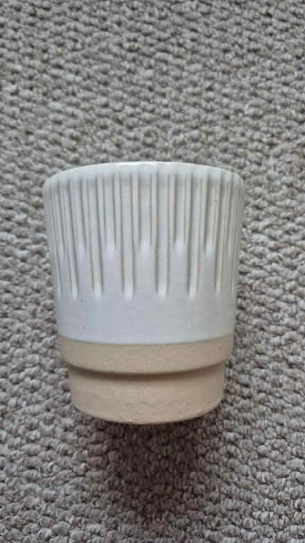 Photo of free White/beige ceramic plant pot. (Figge's Marsh CR4) #1